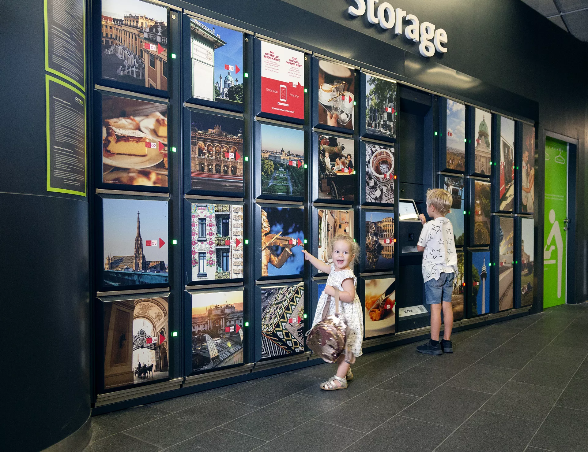 Two children are standing in front of the lockers at the CAT Foyer Wien Mitte
